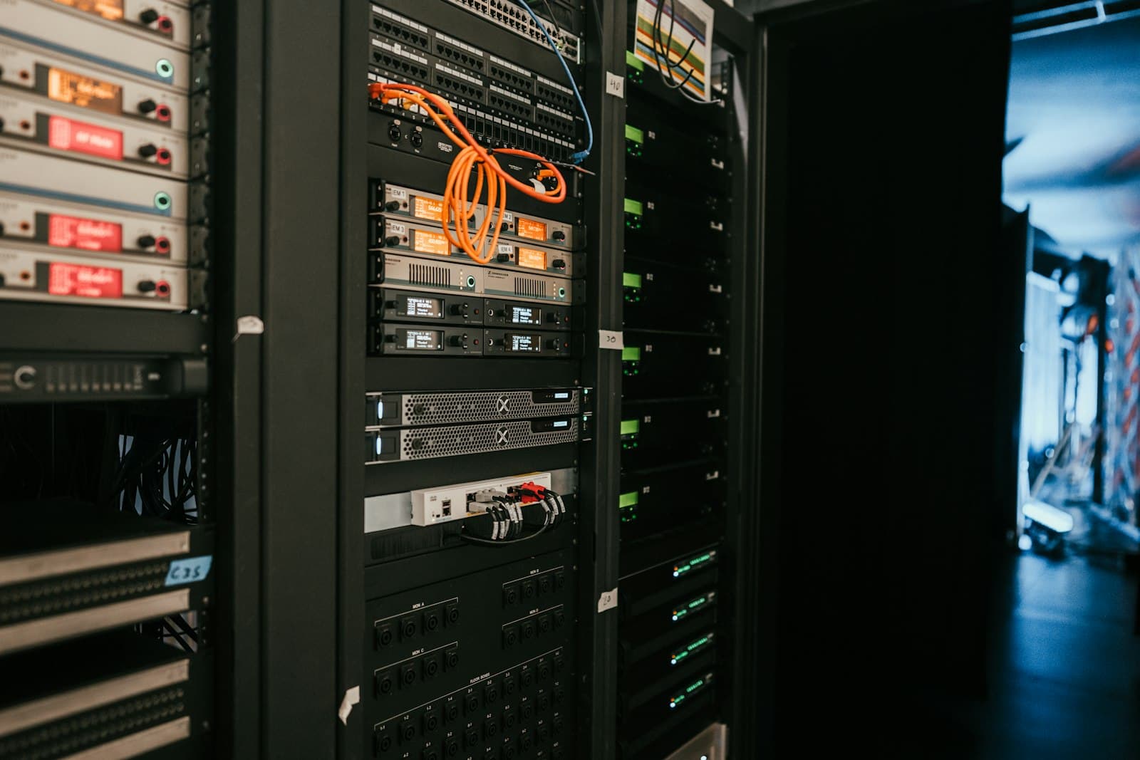 Rack di server in datacenter cloud per migrazione infrastruttura