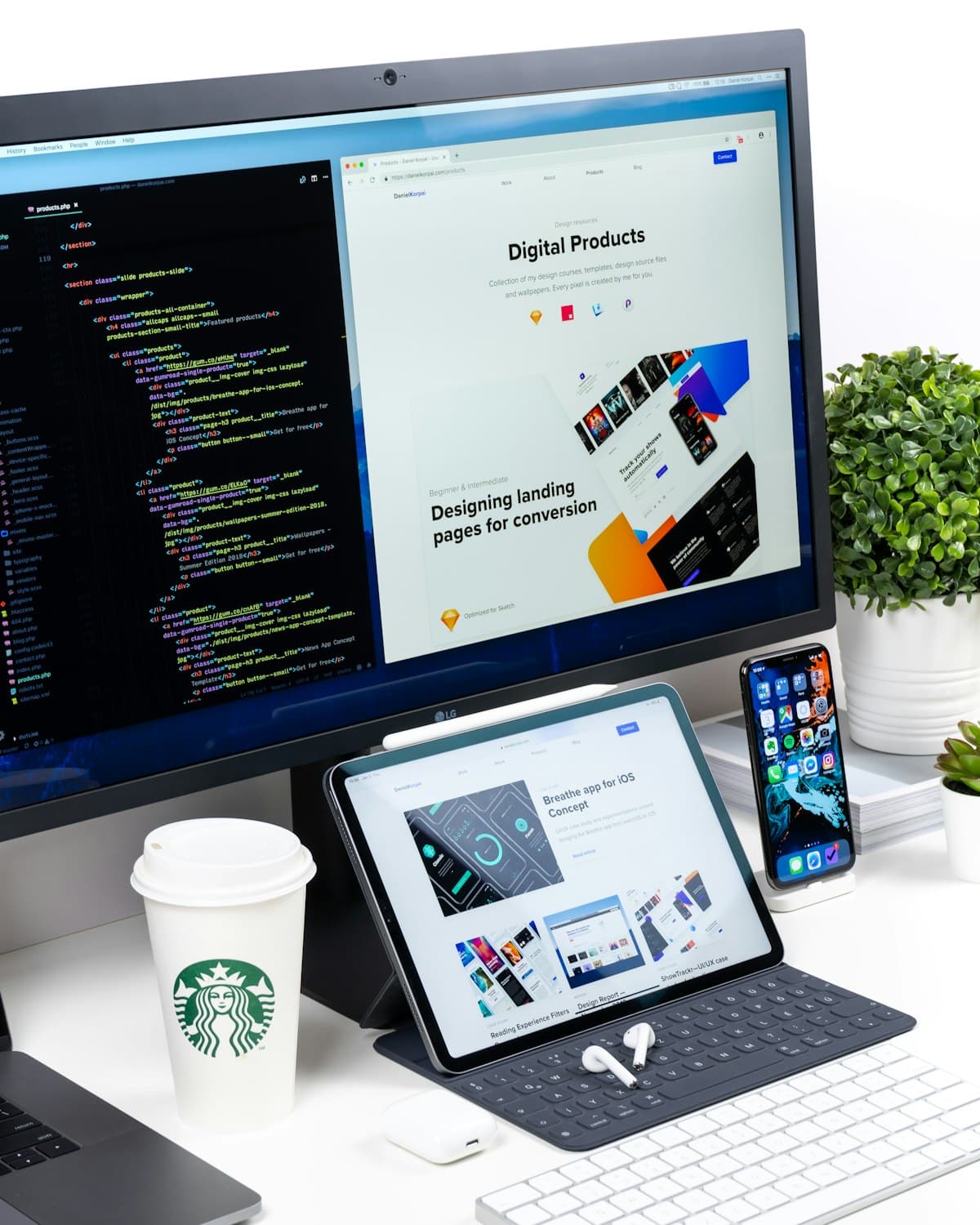 Postazione di lavoro con la progettazione di un sito web aziendale a schermo